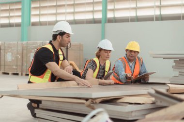 Tasarımcı ve depo yöneticisi arasında büyük, boş bir depoda ürün raflarının düzenlenmesi ve kurulacak güneş panellerini araştırmak için bir toplantı yapılacak.