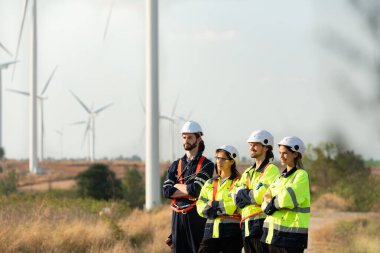 Doğal Enerji Rüzgâr Türbini sahasında görevli mühendisin portresi. Rüzgar enerjisini elektriğe dönüştüren büyük rüzgar türbini operasyonlarının günlük denetim görevleriyle