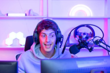 Profesyonel oyuncular amatör oyuncular için oyun teknikleri hakkında konuşurlar. Yeteneklerini daha hızlı geliştirmek