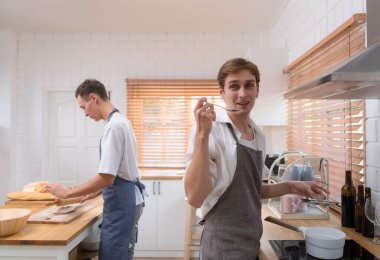 Genç bir çift yıllardır birlikte olmanın yıldönümünü kutlamak için mutfağa girer.