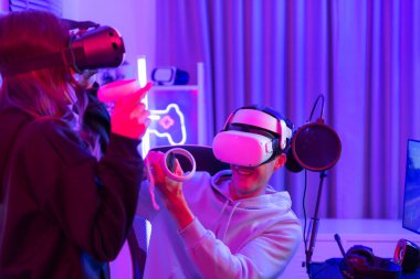 VR makinesiyle oyun oynayan iki profesyonel oyuncu çok eğlenceli, heyecan verici ve kışkırtıcı