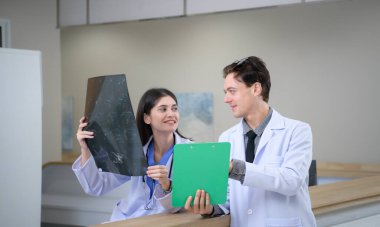 Tıp öğretmeni ve stajyerler hastanın beyninin röntgen sonuçlarını inceliyor. Ameliyathanede büyük bir ameliyattan önce