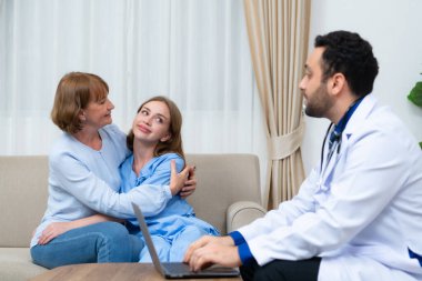 Annesi ve doktor, kızının şiddetli hastalığı hakkında konuştular. Tedavinin durumu ve gelecekteki tedavi seçenekleri hakkında bilgilendirilmek için