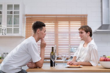 LGBT genç çifti, aşk gününü evin mutfağında kaliteli şarapla kutluyor.