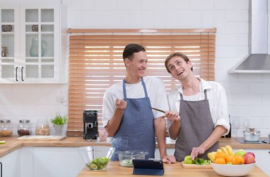 Genç bir çift yıllardır birlikte olmanın yıldönümünü kutlamak için mutfağa girer.