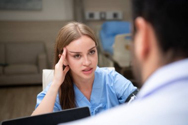 Doktor günlük check-up yaptı ve kızın başına gelen ciddi hastalık hakkında konuştu. Tedavinin ilerleyişini bilmek.