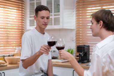 LGBT genç çifti, aşk gününü evin mutfağında kaliteli şarapla kutluyor.