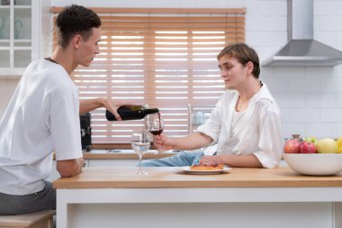 LGBT genç çifti, aşk gününü evin mutfağında kaliteli şarapla kutluyor.