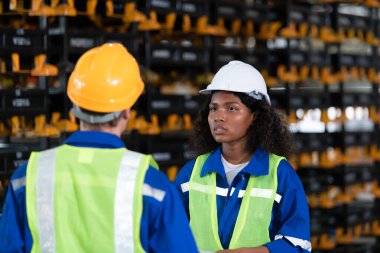 Otomobil parçaları deposunda çalışan bir grup çalışan otomobil montaj fabrikasına gönderilmeye hazır otomobil parçalarını inceliyor..