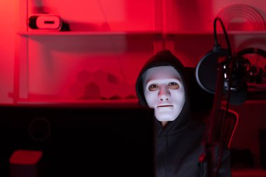 Bu, işletim sistemleri ve diğer programlar hakkında bilgisi olan bir hacker 'ın yüzü. Hasar vermek için hataları sömürüp bilgisayar sistemine sızacak..