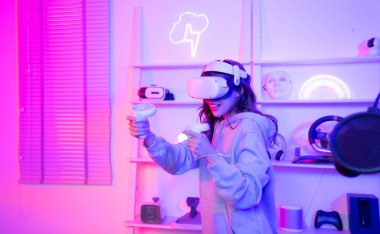 Profesyonel oyuncu VR makinesiyle oyun oynuyor. Çok eğlenceli, heyecan verici ve kışkırtıcı.