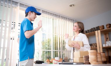 Teslimatçı müşterinin aldığı malları getirir ve müşterinin evine teslim eder..