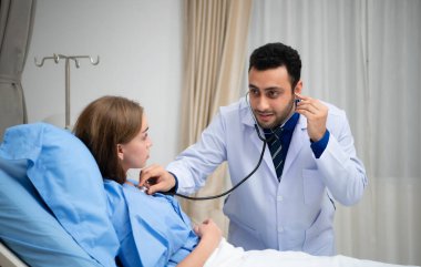 Doktor günlük check-up yaptı ve kızın başına gelen ciddi hastalık hakkında konuştu. Tedavinin ilerleyişini bilmek.