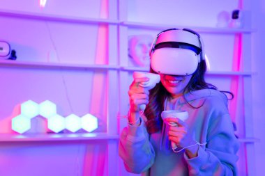 Profesyonel oyuncu VR makinesiyle oyun oynuyor. Çok eğlenceli, heyecan verici ve kışkırtıcı.