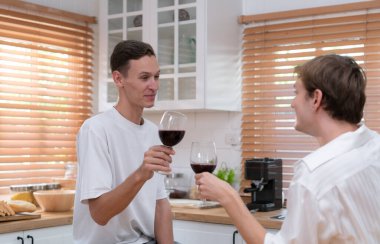 LGBT genç çifti, aşk gününü evin mutfağında kaliteli şarapla kutluyor.