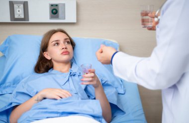 Hastanın hastaneye kaldırılması gerektiğinde doktor ona ilaç verdi. Yatmadan önce.