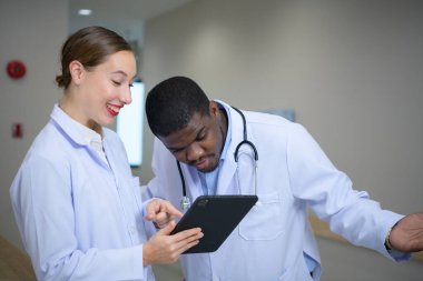 Her iki doktor da hastanın tedavisinde fikir alışverişinde bulunmak ve yeni bilgiler edinmek için hastanın MR sonuçlarını tablet üzerinde analiz ediyor..