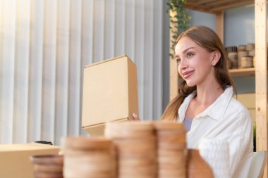 Genç bir kadın kil mücevher yaparak küçük bir iş yürütüyor. Bir internet kanalı aracılığıyla müşterilere sunulan ürünler.