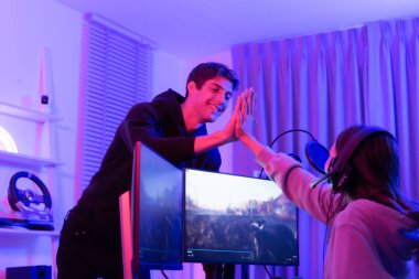 Sadece bir bilgisayar varken insanların oyun oynamak için beklemesi. Oyun bittiğinde, oyuncuları değiştirme zamanı..