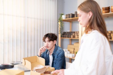 Genç bir çift kil mücevher yaparak küçük bir iş yürütüyor. Gelecekte daha büyük işler yapmak için çalışırken birbirlerine destek oluyorlar..