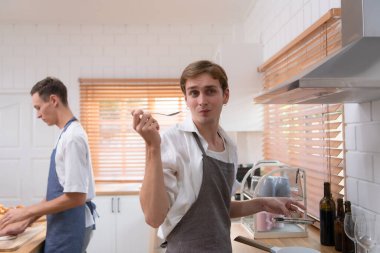 Genç bir çift yıllardır birlikte olmanın yıldönümünü kutlamak için mutfağa girer.