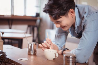 Şampiyonluk düzeyindeki kahve demleme yarışmasına katılmadan önce, genç baristler kahve yapma tekniklerini ustalaşmak için deniyorlar..