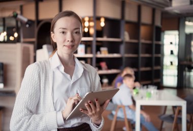 Sınıfta öğrencilere ders vermeden önce fen öğretmeni ders planlarını gözden geçirin..