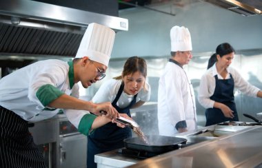 Uzmanlık alanı ince et olan profesyonel bir aşçı müşteriye servis edilen biftek şüphesiz lezzetlidir..
