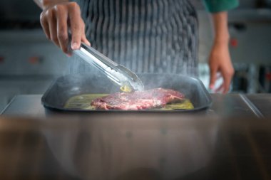 Uzmanlık alanı ince et olan profesyonel bir aşçı müşteriye servis edilen biftek şüphesiz lezzetlidir..