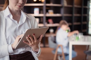 Sınıfta öğrencilere ders vermeden önce fen öğretmeni ders planlarını gözden geçirin..