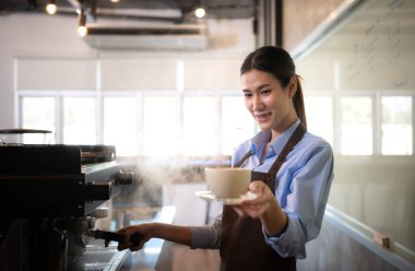 Kafe işi, kendi işlerini yönetmek isteyen gençlere neşe, eğlence ve gurur getiriyor..