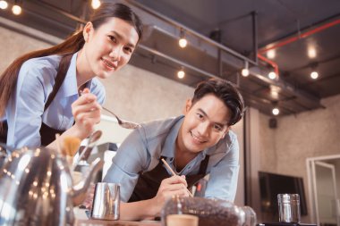 Şampiyonluk düzeyindeki kahve demleme yarışmasına katılmadan önce, iki barmen de kahve ve kahve yapma tekniklerini ustalaşmak için pratik yapıyor..