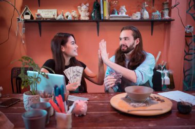 Çömlekçilik işi yapan iki genç girişimci. İşletmeden artan müşteri sayısını karşılayacak kadar gelir elde etmek.