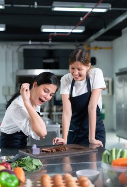 Biftek pişirmeyi bitiren öğrenciler, dirseklerinize tuz serperek ünlü şeflerden tuz serpmeyi deneyin..
