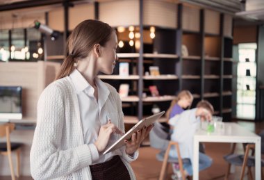 Sınıfta öğrencilere ders vermeden önce fen öğretmeni ders planlarını gözden geçirin..