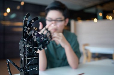 Teknolojinin gelişimi insan yüklerinin hafiflemesine yardımcı oldu. El kontrollü robot, kendi işlerini yapan insanların sınırlarını azaltmaya yardımcı olan başka bir iş türüdür..