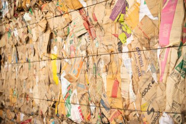 Sakon Nakhon, Tayland 11-27-2022: Kullanılan eski kağıt sıkıştırılır ve geri dönüşüm tesisine gönderilmeye hazır hale getirilir.