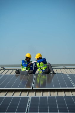 Güneş paneli kurulumundan sorumlu iki mühendis de şu anda bir depo için güneş enerjisi dönüşümünün elektriğe dönüştürülmesi soruşturuluyor..