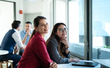 Yeni iş gurubu üyesi iş yapma konusunda ciddileşirken, toplantı arasında bile, analiz etmeye ve fikir alışverişinde bulunmaya devam ettiler..
