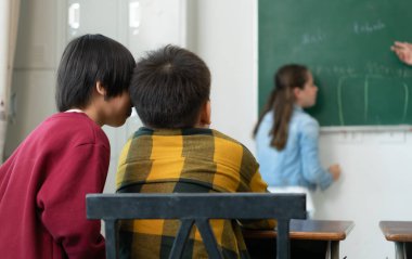 Yaratıcılığı teşvik eden ve çocukları çeşitli konularda eğitimin merkezine yerleştiren uluslararası bir okuldan bir grup öğrenci..