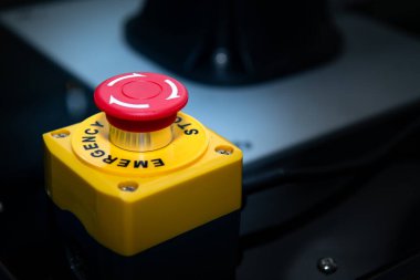 Acil stop düğmesi. İşçiler için kazaları ve kayıpları azaltmak için bir uyarı sembolü..