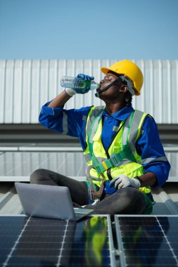 Güneş paneli kurulumundan sorumlu mühendis bir depo için güneş enerjisi dönüşümünün elektriğe dönüştürülmesi soruşturuluyor..
