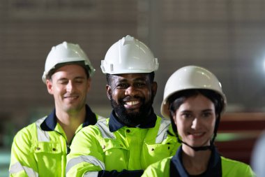 Metal levha fabrikasının makinelerini incelemeye gelen büyük bir endüstriden bir mühendis grubunun portresi..