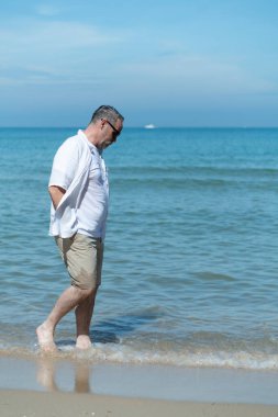 Yabancı turistler Asya 'nın güzel mavi deniz sahillerinde geziniyorlar..