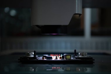 Robot ele monte edilecek küçük bir devre kartı. Mühendisler tarafından yazılan bir dizi talimatı almak ve göndermek için aracı olarak hizmet vermek. Bırak robot el otomatik olarak çalışsın..