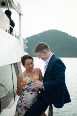 Yattaki mutlu ırklar arası çiftler çifti Asya 'nın en güzel denizlerinden birinde balayına çıktılar..