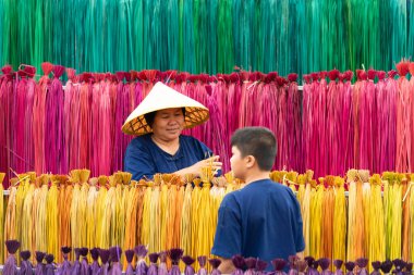Keten ağaçların farklı renklerde işlenerek hasırlara dönüştürülmesi. Tayland 'ın kırsal kesimlerindeki köylülerin uğrak ve yaşam tarzlarından biri..