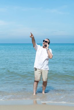 Yabancı turistler Asya 'nın güzel mavi deniz plajlarında geziniyorlar. Kumsalın ve denizin güzelliğini anlatan bir arkadaşımla telefonda konuşuyordum..
