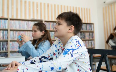 Yaratıcılığı teşvik eden ve çocukları çeşitli konularda eğitimin merkezine yerleştiren uluslararası bir okuldan bir grup öğrenci..