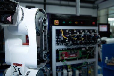 Robot bir elin devre kartları ve sensörleri bir robot mühendis tarafından tasarlanmıştır. Robotik Enstitüsü Araştırma Merkezi 'nde.